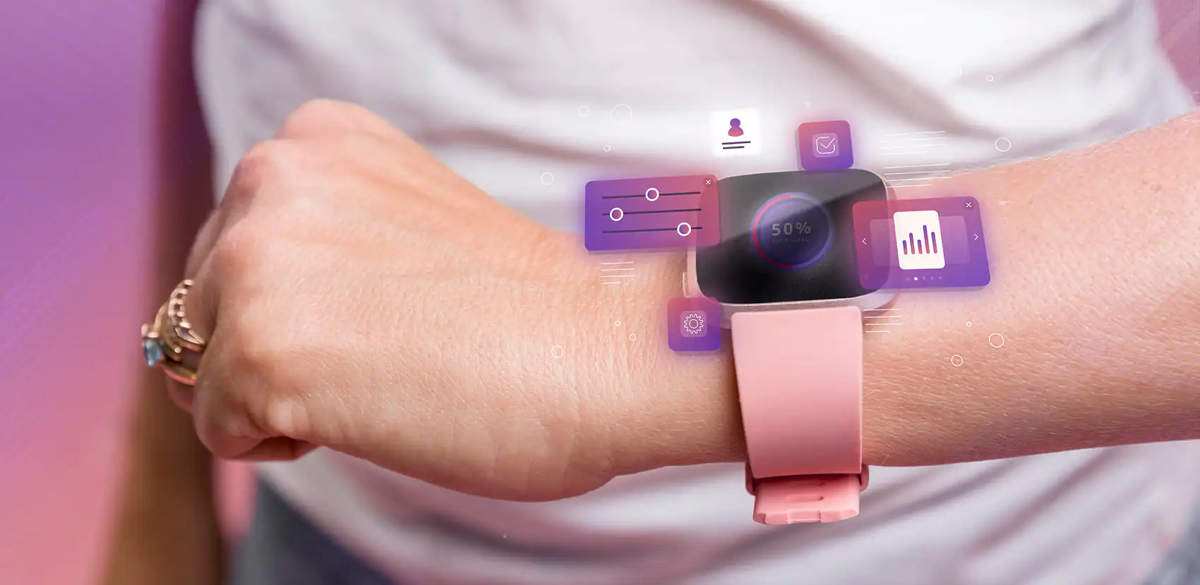 Dziecko noszące na nadgarstku kolorowy chiński smartwatch przeznaczony dla najmłodszych
