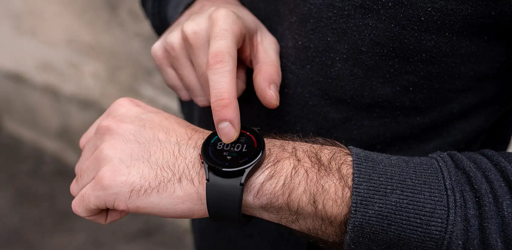 Czarny smartwatch męski Aliexpress na męskiej dłoni podczas codziennego użytkowania