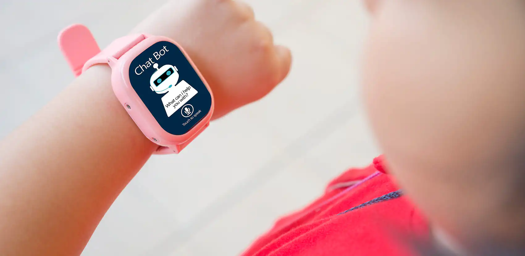 Subtelny Aliexpress smartwatch damski zaprezentowany na różowym tle