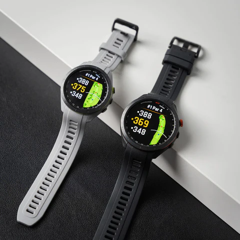 Szare zegarki golfowe Garmin Approach S70 i czarne zegarki Approach S70 ustawione obok siebie