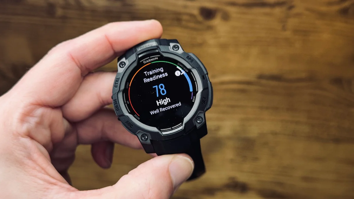 Wytrzymały zegarek outdoorowy Garmin Instinct 3 z gotowością do treningu wyświetlaną na ekranie