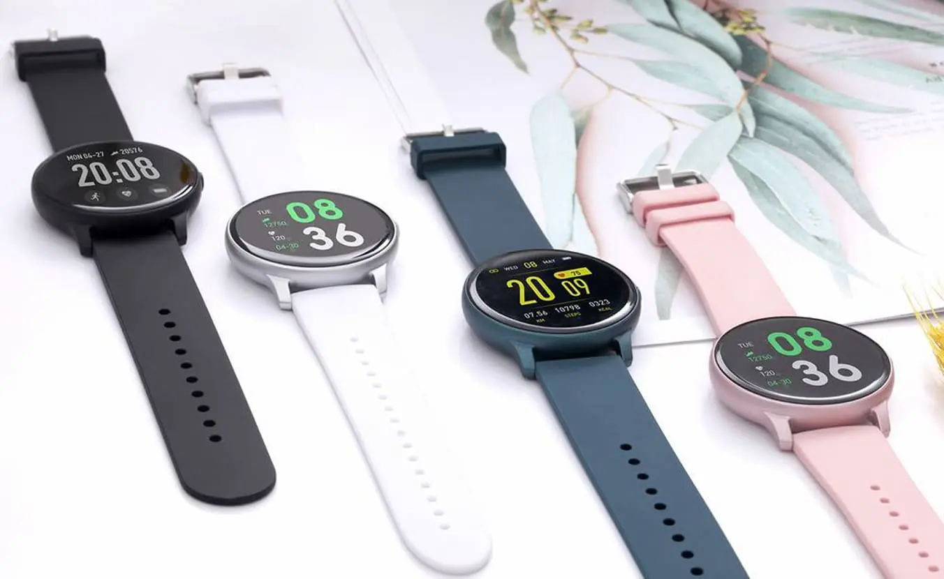 Zegarki G Rossi w wersji smartwatch wyłożone na płaskiej powierzchni=