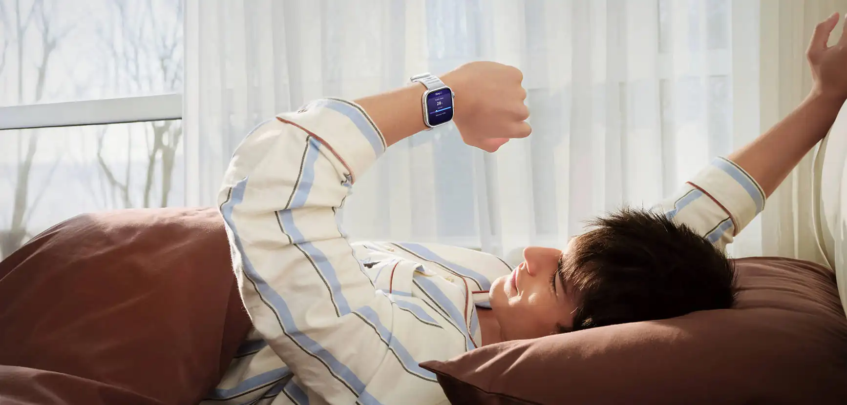 Biały smartwatch na nadgarstku mężczyzny analizującego parametry zdrowotne oraz wygodny Huawei Watch Fit 5 Pro Pasek