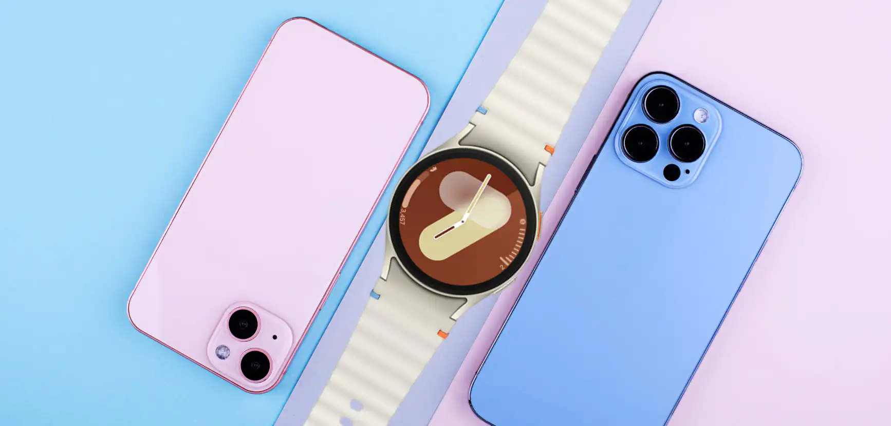 Inteligentny zegarek Samsung Galaxy Watch umieszczony pomiędzy dwoma smartfonami