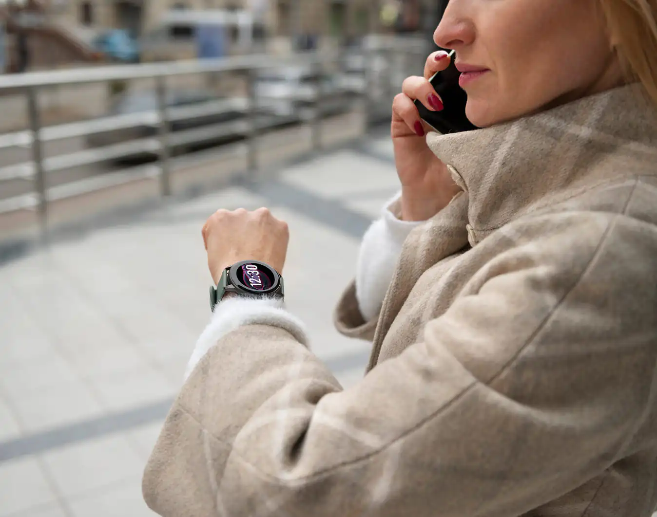 Smartwatch na ręce kobiety podczas codziennego użytkowania