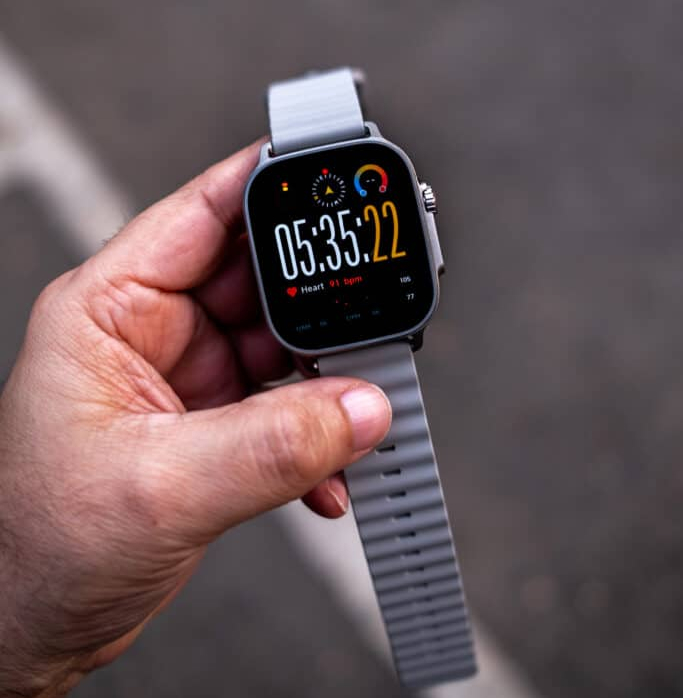 Mężczyzna trzyma w ręku zegarek Watch 5 Realme.