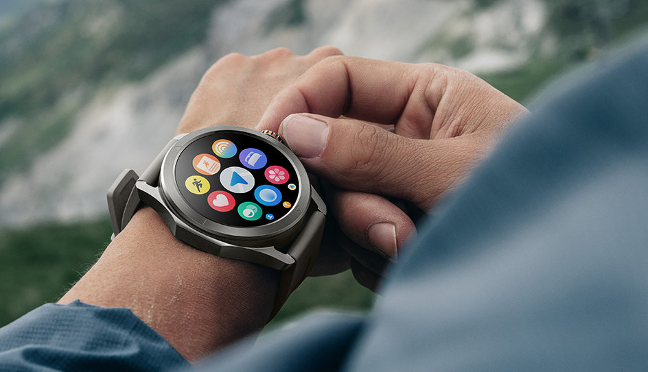 Mężczyzna trzyma zegarek Watch S4 Xiaomi.