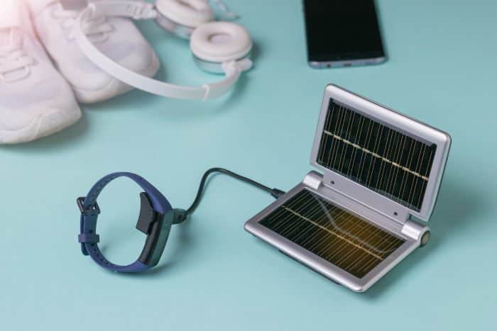 smartwatch i mechanizm solarny