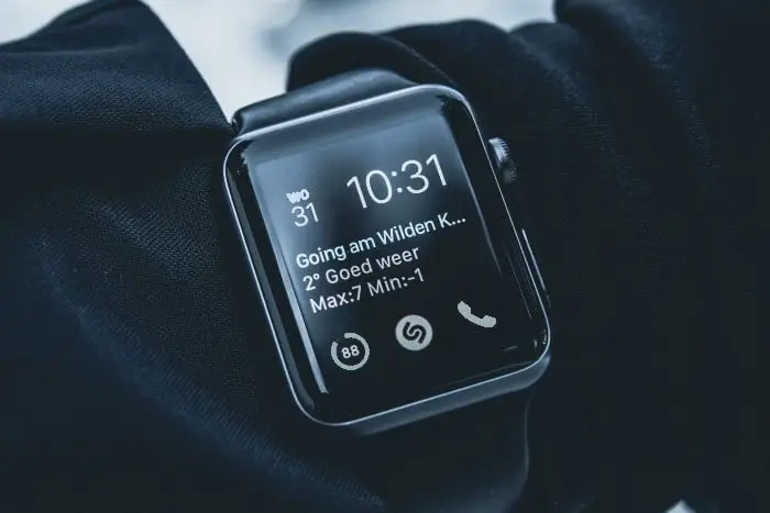 monochromatyczny smartwatch