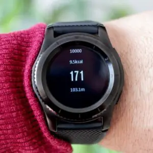 Smartwatch monochromatyczny: które zegarki mają taki ekran i jakie są zalety i wady wyświetlacza?