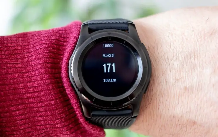 Smartwatch monochromatyczny: które zegarki mają taki ekran i jakie są zalety i wady wyświetlacza?