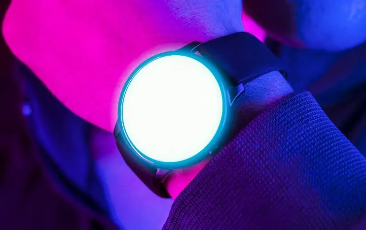 Smartwatch z latarką – które niedrogie zegarki mają taką funkcję?